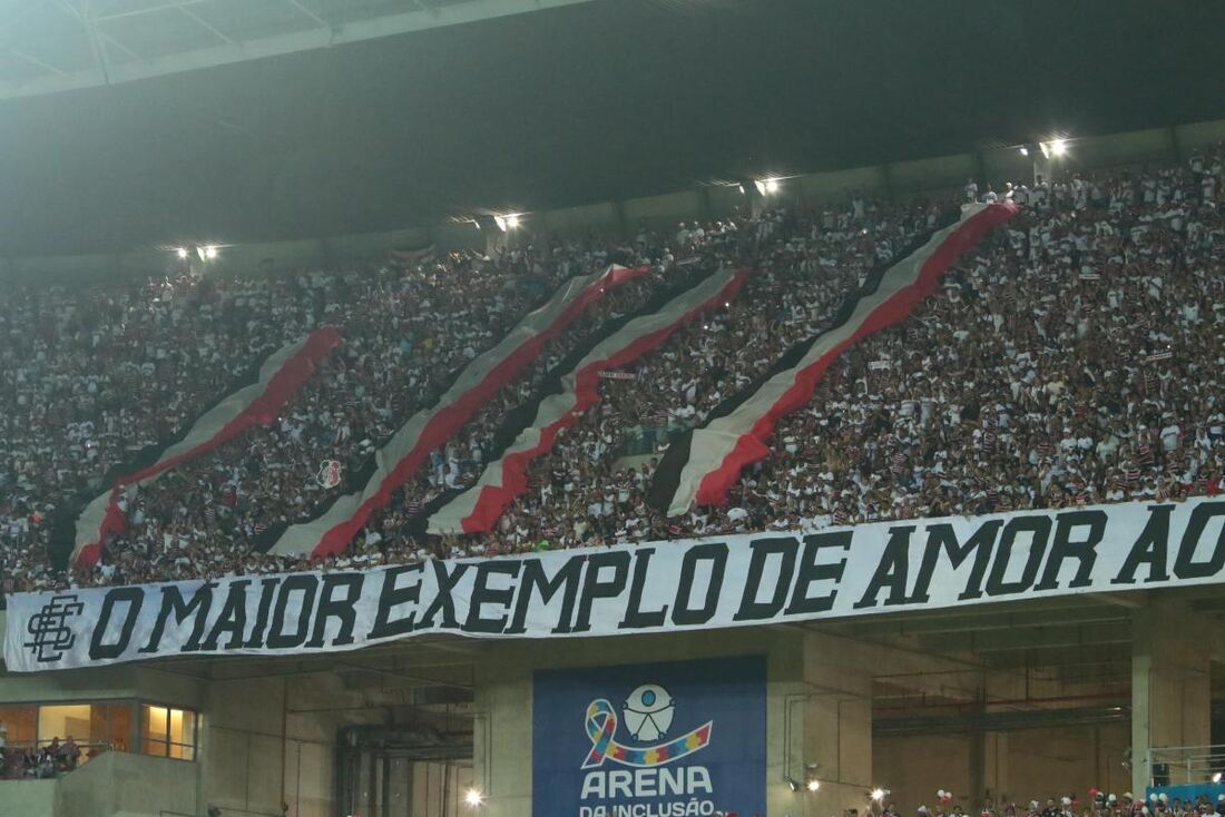 Torcida do Santa Cruz na Arena de Pernambuco