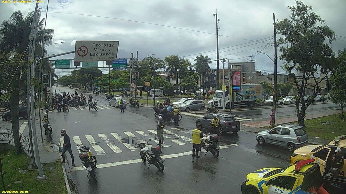 Trecho da Agamenon Magalhães onde parte do grupo faz protesto