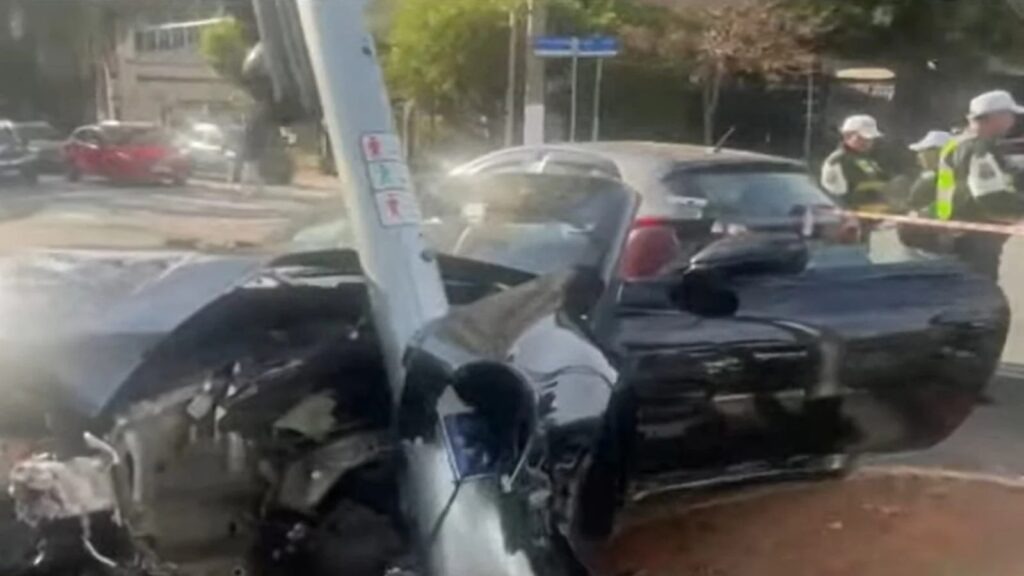 Carro era um Porsche de modelo não especificado, que colidiu com um poste