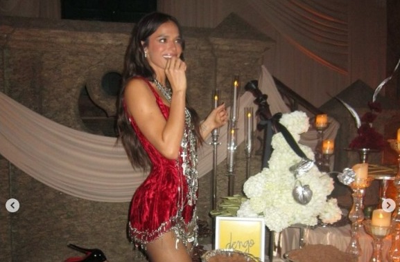 Bruna Marquezine comemora 30 anos em festa na Ilha Fiscal, no Rio