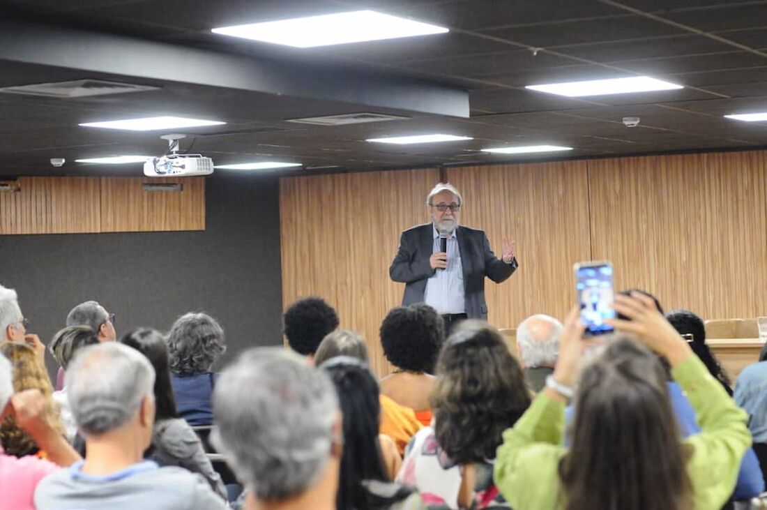 Neurocientista esteve no Recife para sessão de autógrafos e bate-papo
