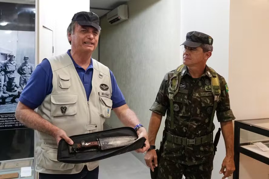 O então presidente Jair Bolsonaro posa com o general Mario Fernandes em visita ao Monumento Gorro Preto, em Goiânia, em julho de 2019 