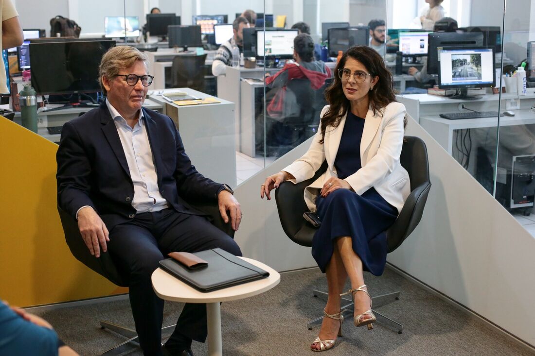 Entrevista com representantes da Claro Empresas. Na foto: André Peixoto e Roberta Godoi 