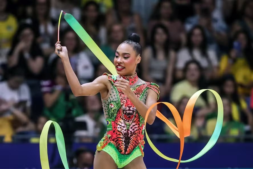 Geovanna Santos dá show na série da fita no Mundial de GR, no Rio 