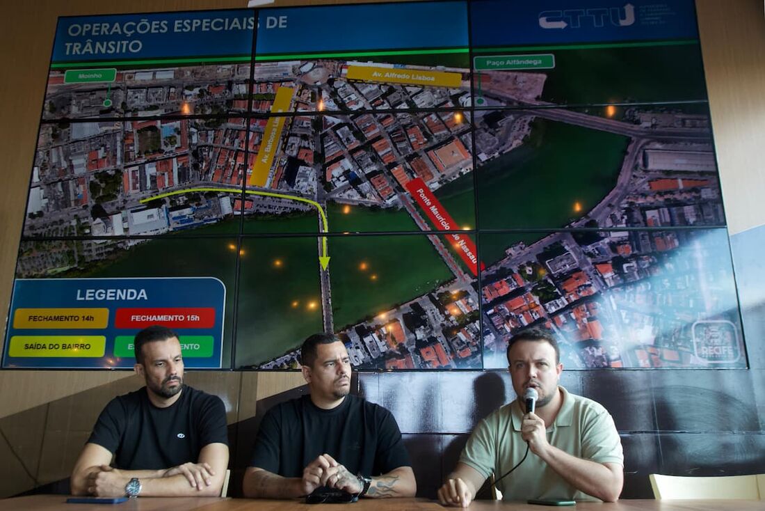 Coletiva de imprensa Priscila Senna. Na imagem, Anderson Soares ( Chefe do COP), à direita, explica as orientações de trânsito