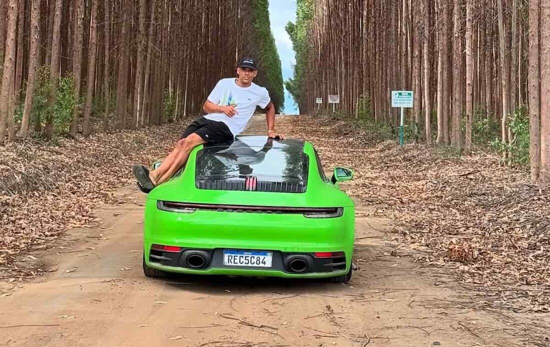 Influencer Gel Motos é autuado por porte ilegal de arma, adulteração de veículo e desacato