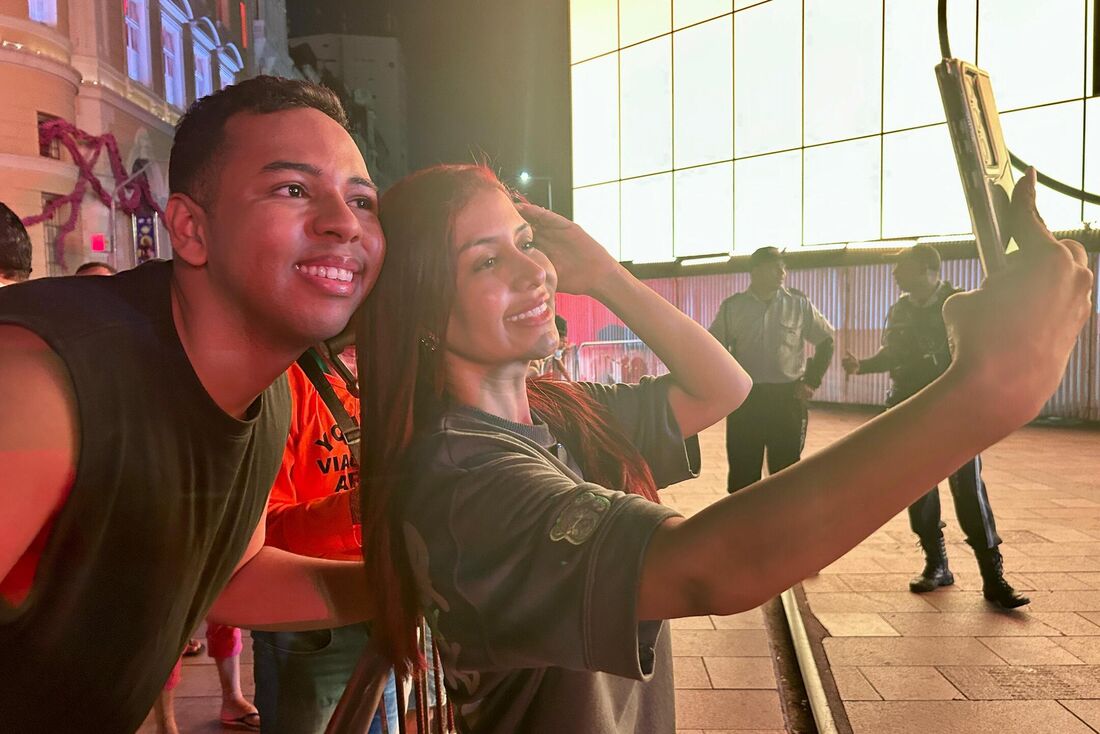 Priscila Senna recebe fãs no Marco Zero