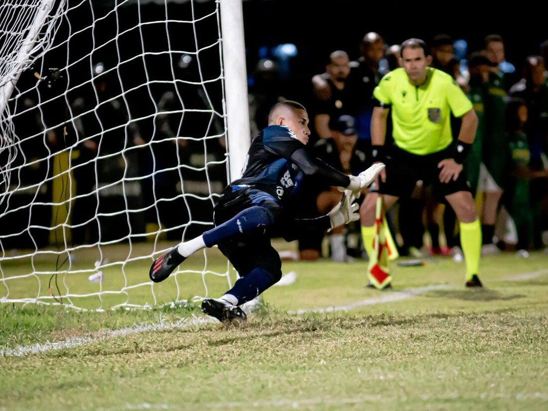 Rokenedy defendendo um dos pênaltis contra o Altos