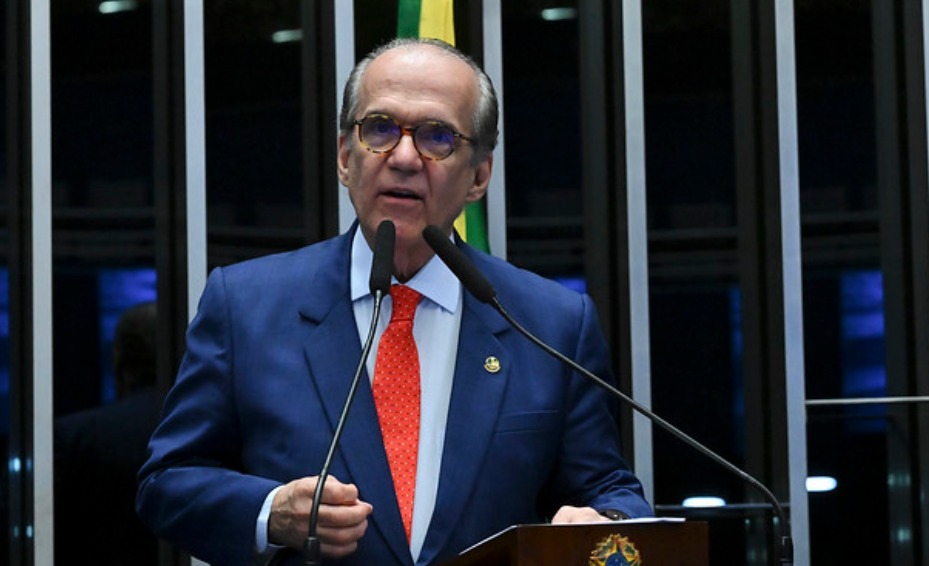 Senador Fernando Dueire durante discurso na tribuna do Senado