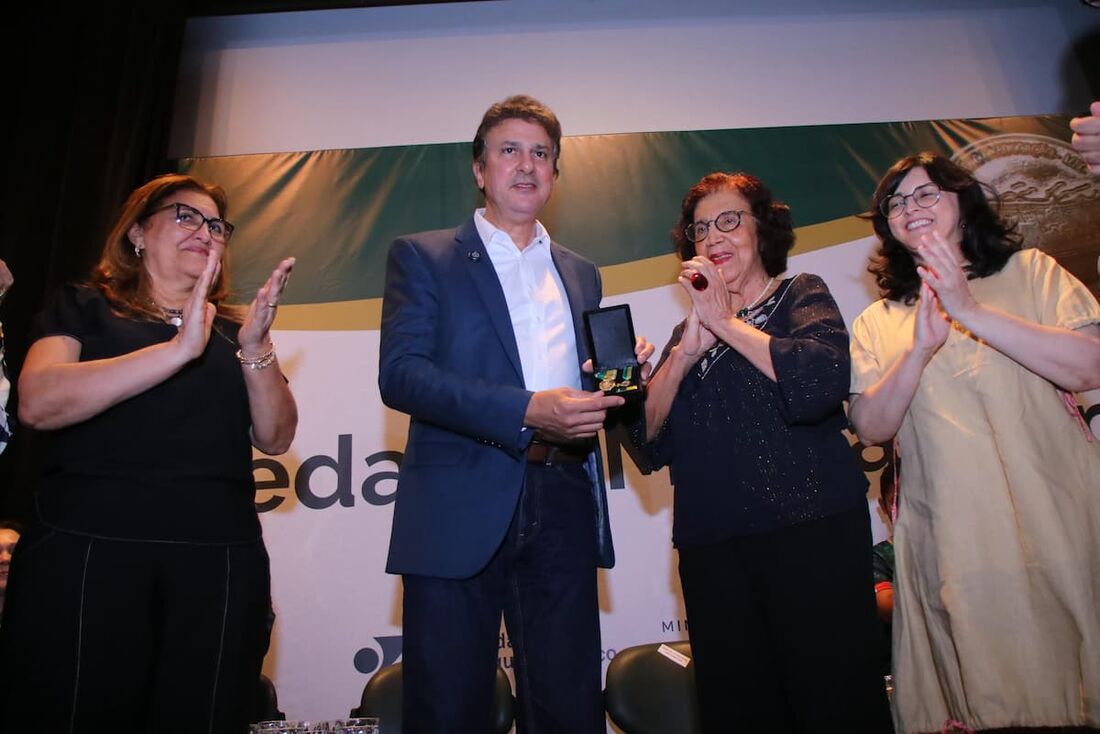 Ministro recebeu medalha na Fundaj 