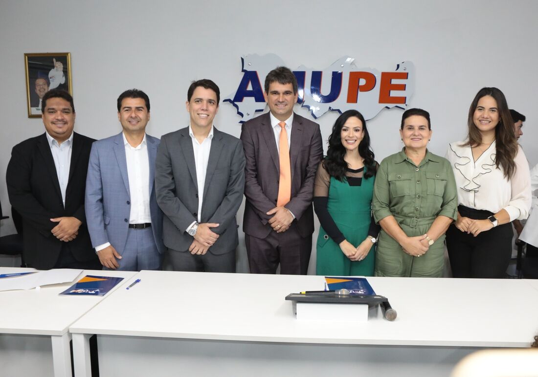 Marcelo Gouveia, presidente da Amupe, ao lado de prefeitos