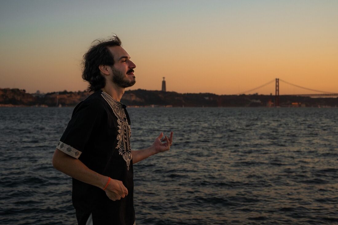 Cantor, compositor e multi-instrumentista Sam Nóbrega 