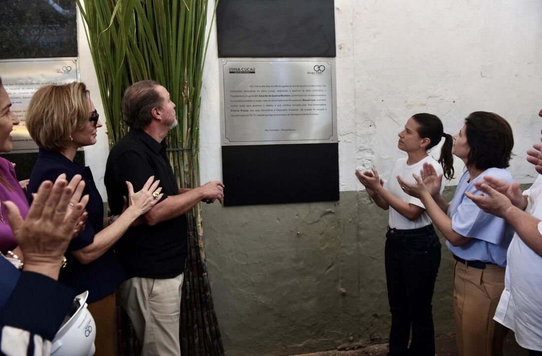 Eduardo de Queiroz Monteiro e Raquel Lyra também fizeram o descerramento de uma placa que enaltece a ida da primeira mulher eleita para comandar o estado à Usina Cucaú