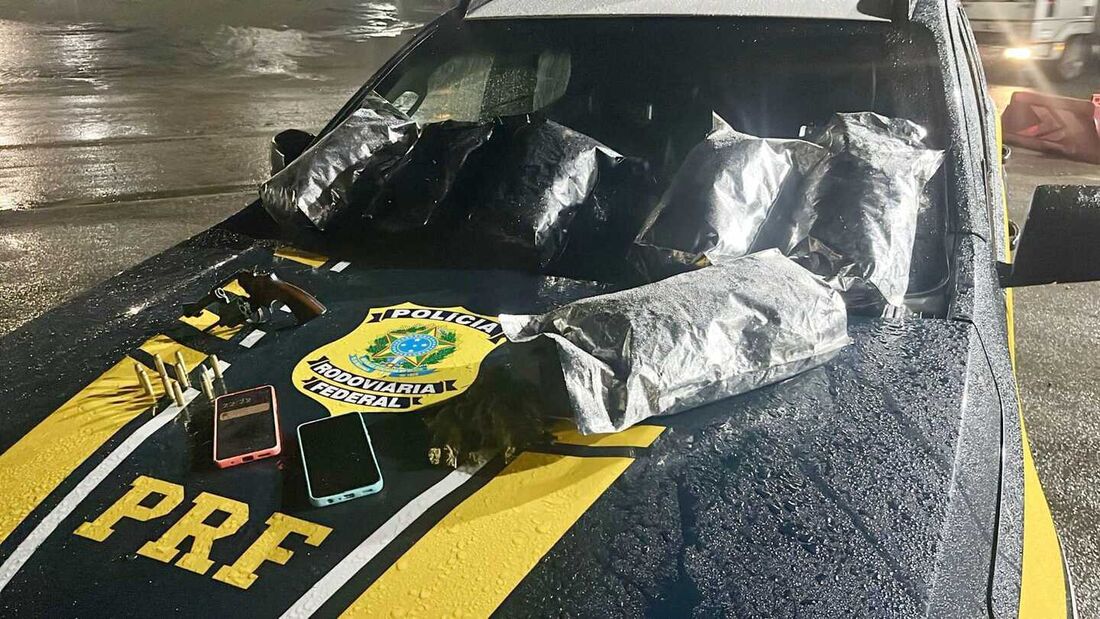 Policiais rodoviários flagraram os homens com arma e drogas em carro furtado