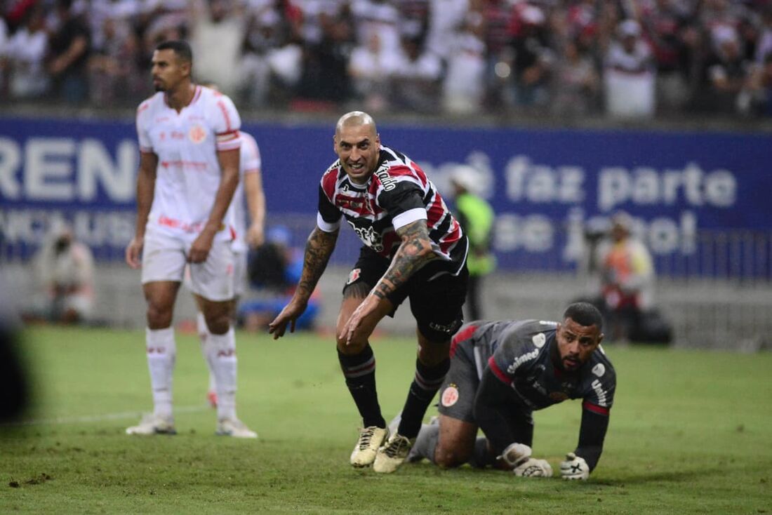 Ariel marcou o gol da vitória do Santa Cruz