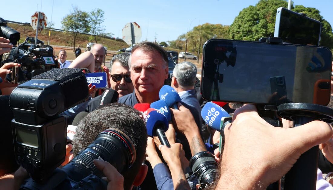 Bolsonaro falando a imprensa após colocar tornozeleira na Secretaria de Administração Penitenciária do Distrito Federal.