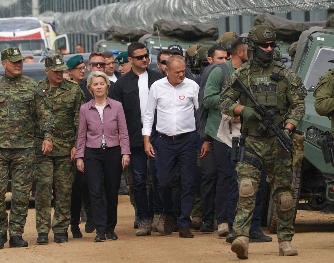 O primeiro-ministro polonês Donald Tusk e a presidente da Comissão Europeia Ursula von der Leyen visitam a cerca na fronteira entre a Polônia e a Bielorrússia