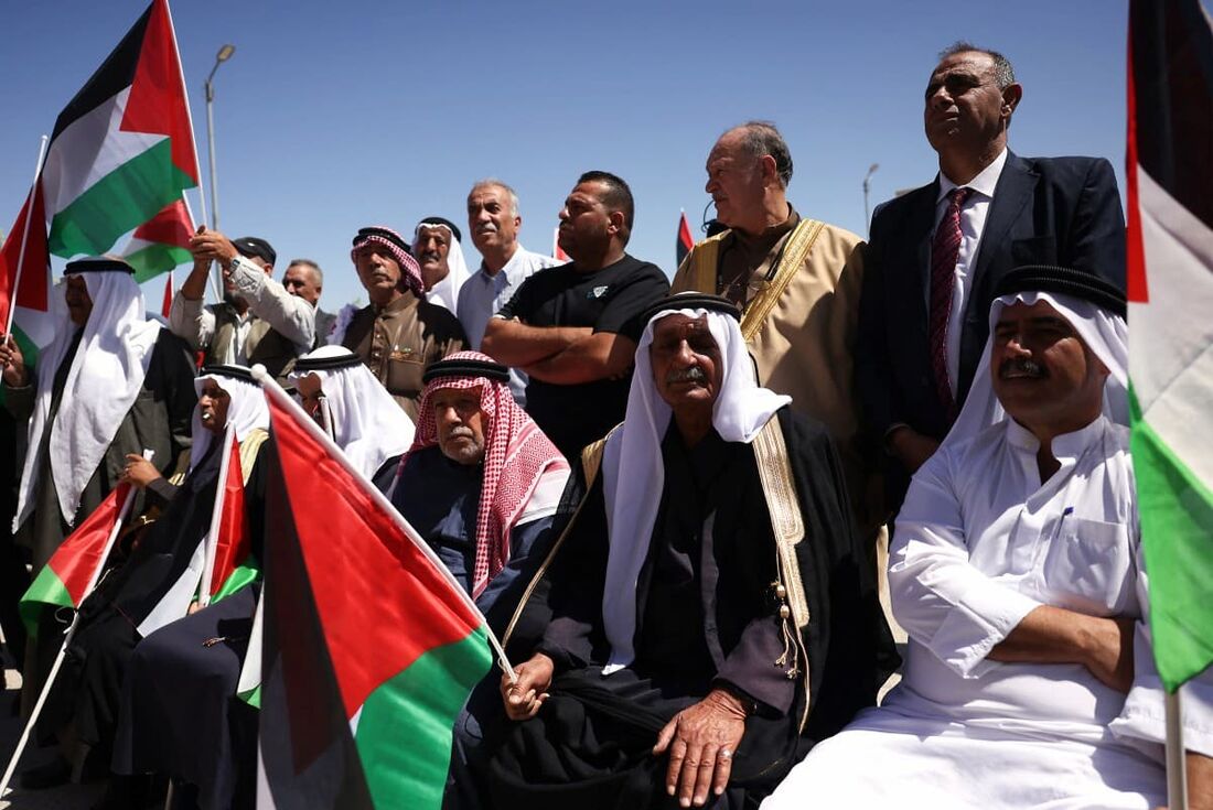 Líderes locais e apoiadores se reúnem em frente ao gabinete do governador palestino em Hebron, na Cisjordânia ocupada