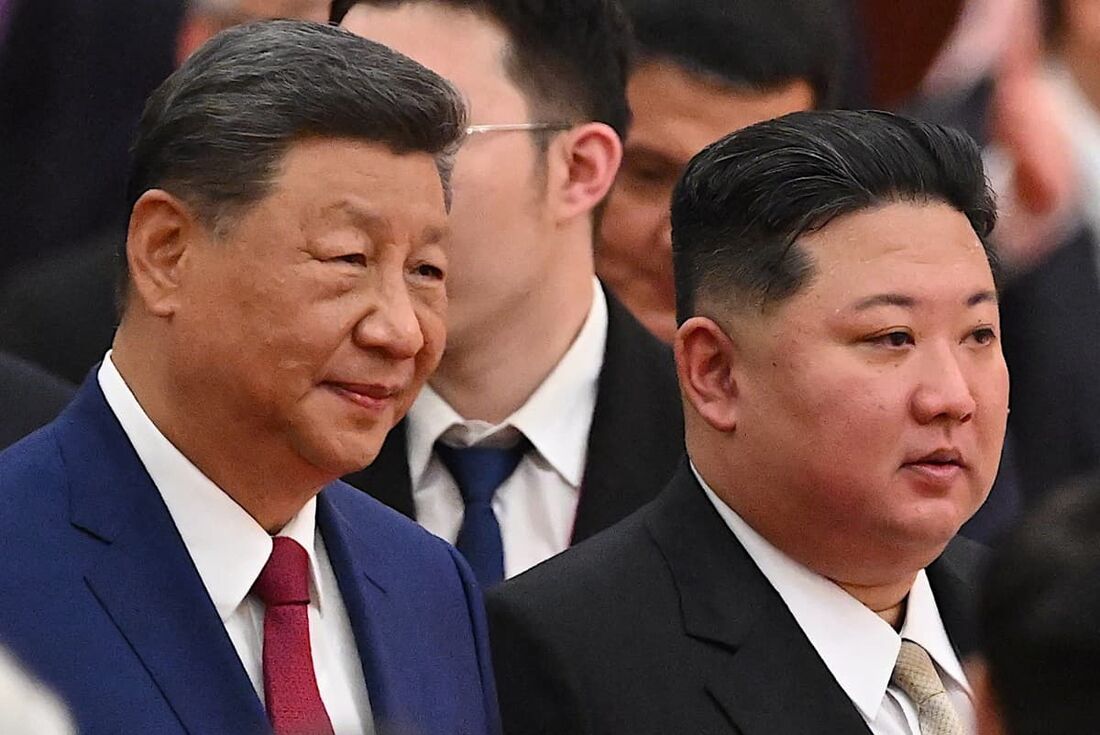 O presidente da China, Xi Jinping (E), e o líder da Coreia do Norte, Kim Jong Un.