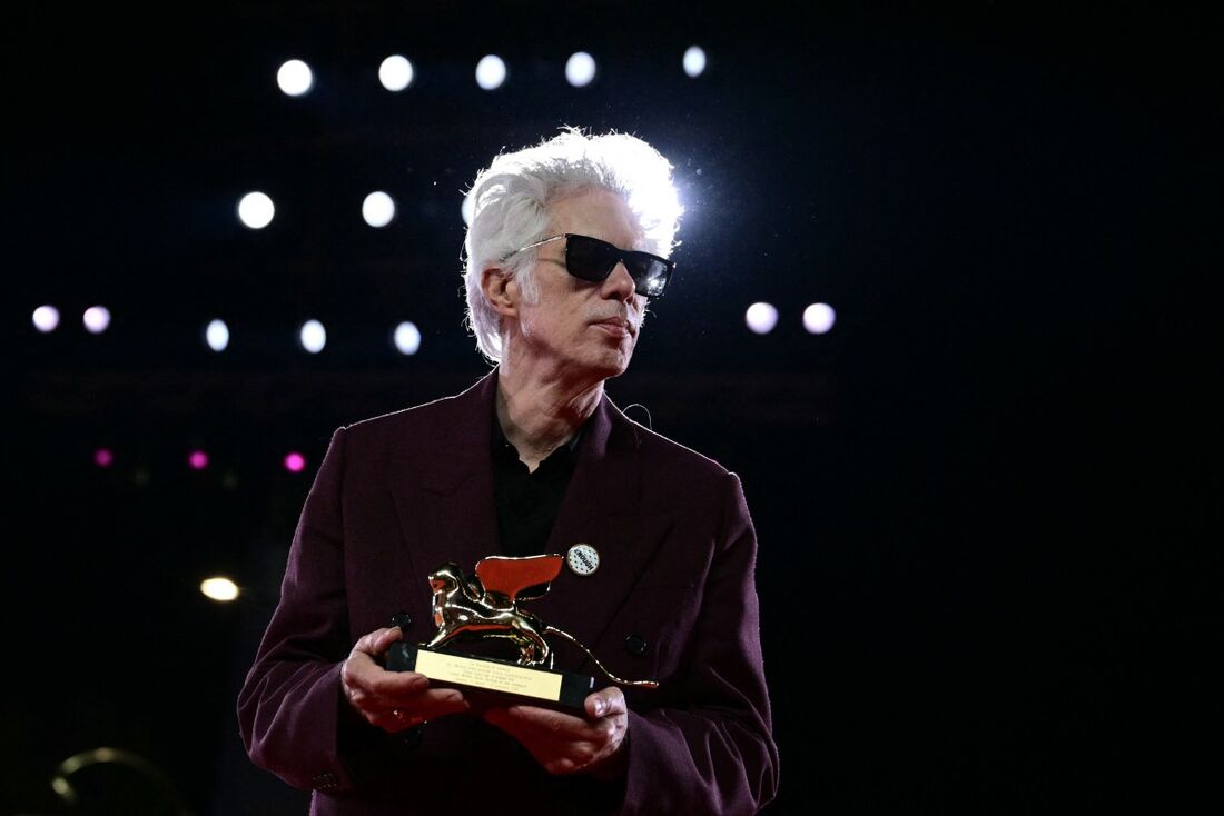 O diretor americano Jim Jarmusch posa com o Leão de Ouro de Melhor Filme, recebido por "Pai, Mãe, Irmã, Irmão", após a cerimônia de premiação do 82&ordm; Festival Internacional de Cinema de Veneza