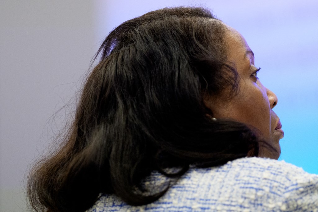 Tribunal dos EUA mantém Cook como diretora do Fed em meio a disputa com Trump