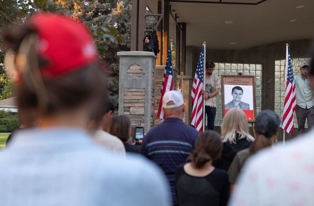 Assassino de Charlie Kirk, aliado de Trump, continua foragido nos EUA