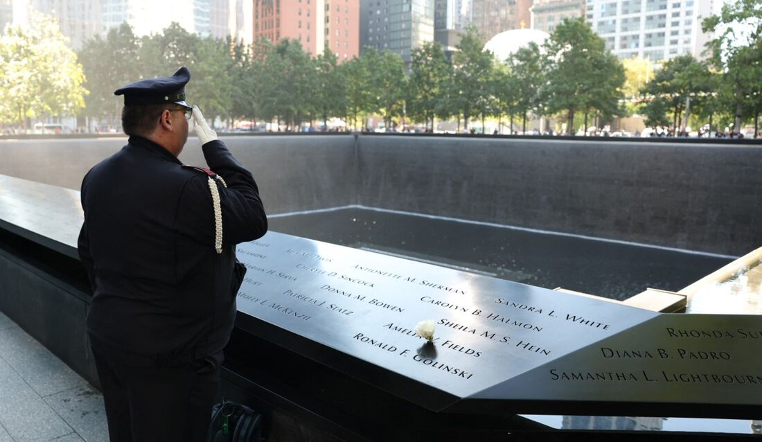 Bombeiro faz saudação durante o toque do sino na Piscina da Torre Sul, em 11 de setembro de 2025, no memorial da torre sul do Memorial e Museu Nacional do 11 de Setembro, no 24º aniversário dos ataques de 11 de setembro em Nova York