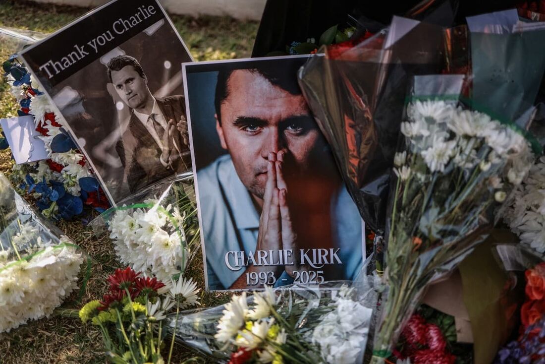 Coroa de flores depositada por pessoas em luto em frente à Embaixada dos EUA em Pretória, em 11 de setembro de 2025, após o tiroteio fatal contra o jovem ativista e influenciador americano Charlie Kirk.