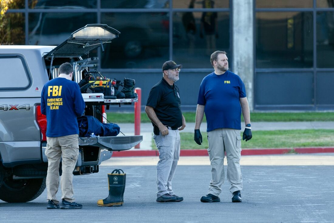 Agentes forenses do FBI buscam pelo assassino de Charlie Kirk nos Estados Unidos