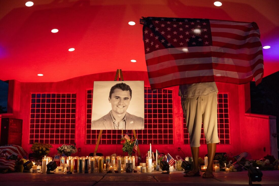 Pessoas prestam suas homenagens durante uma vigília à luz de velas para o jovem ativista e influenciador Charlie Kirk 