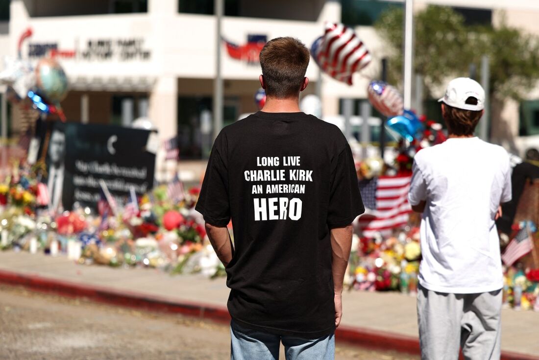 Moradores do Arizona lamentam a morte de Charlie Kirk, fundador da Turning Point USA, em frente à sede da organização.