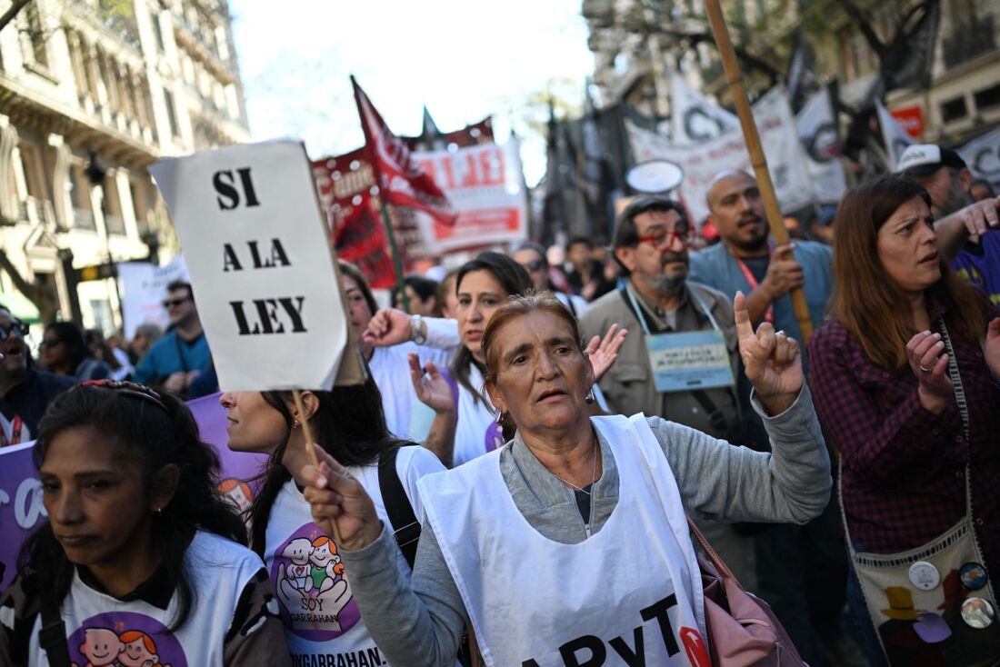 Milei, com 21 meses no poder, vetou na quarta-feira um projeto de lei que previa um aumento do orçamento universitário para acompanhar o ritmo da inflação e compensar os atrasos salariais. Algo que ele já havia feito em outubro de 2024