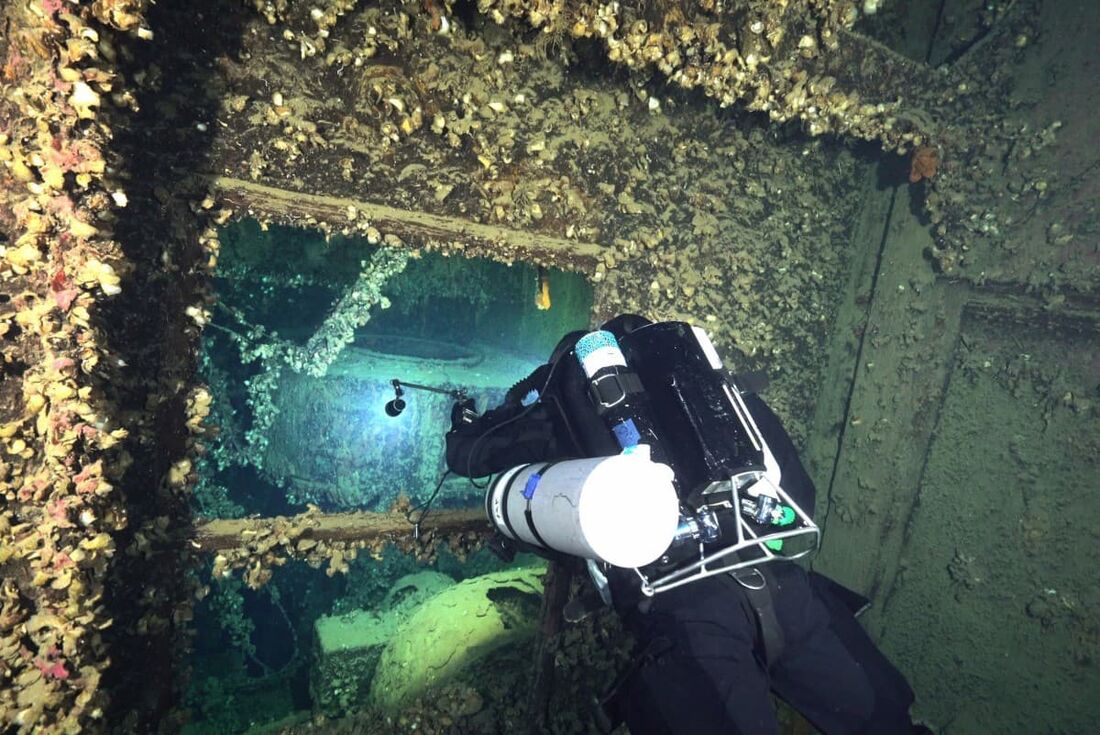  Mergulhadores de águas profundas recuperaram um primeiro lote de objetos do navio irmão do Titanic, que afundou na costa da Grécia em 1916.