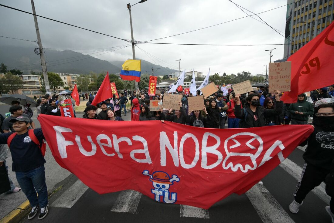 Estudantes universitários seguram cartaz com os dizeres "Fora Noboa" durante protesto contra os cortes do presidente Daniel Noboa e a eliminação do subsídio ao diesel, dentro do estado de emergência declarado pelo governo, em Quito