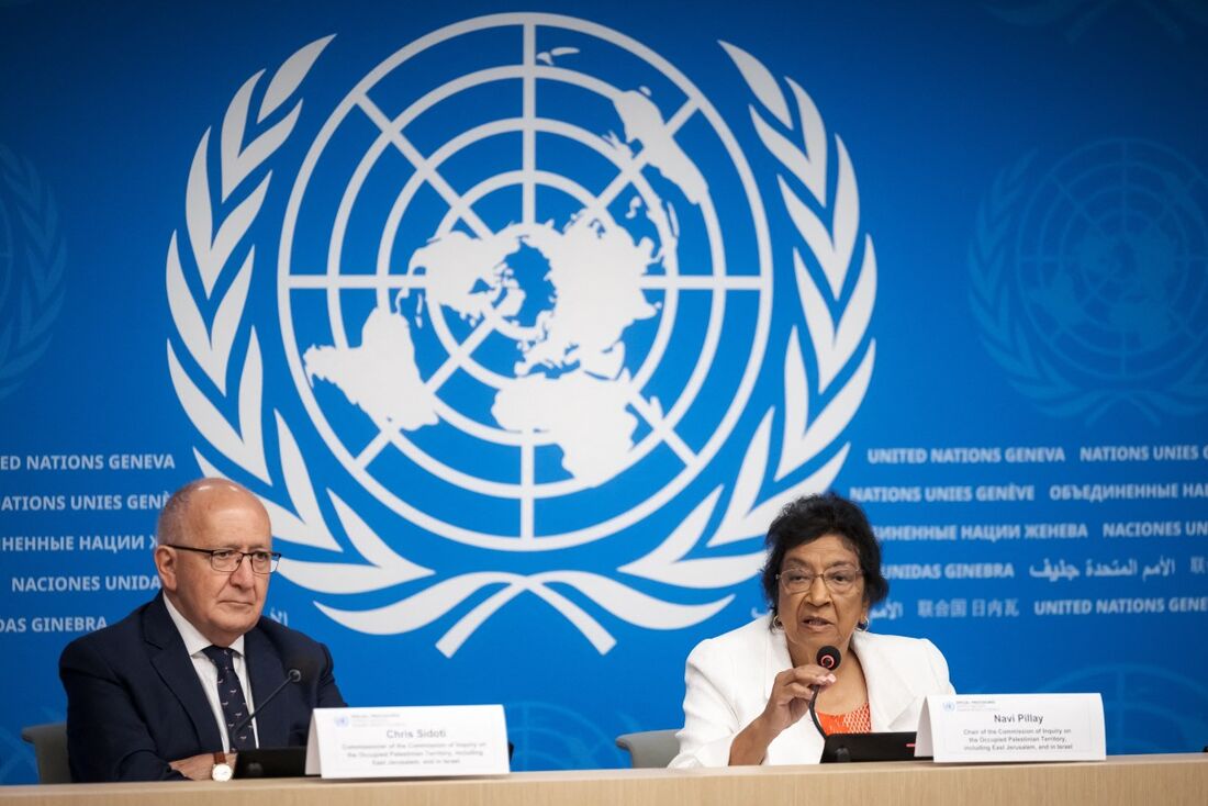 Navi Pillay (dir.),fala junto ao membro da comissão Chris Sidoti