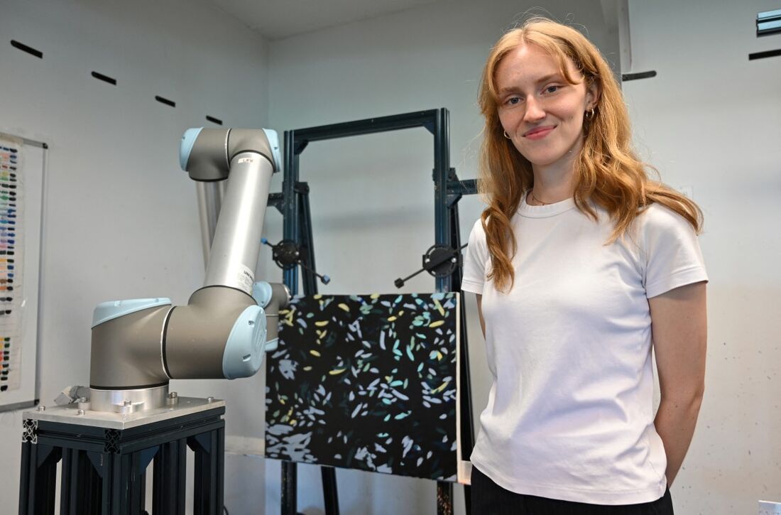 A artista Audrey-Eve Goulet, de Montreal, não sabia o que esperar depois de concordar em deixar um braço robótico alimentado por IA reproduzir uma de suas pinturas.