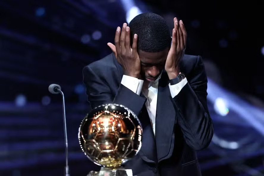 Dembélé se emocionou após receber sua primeira Bola de Ouro