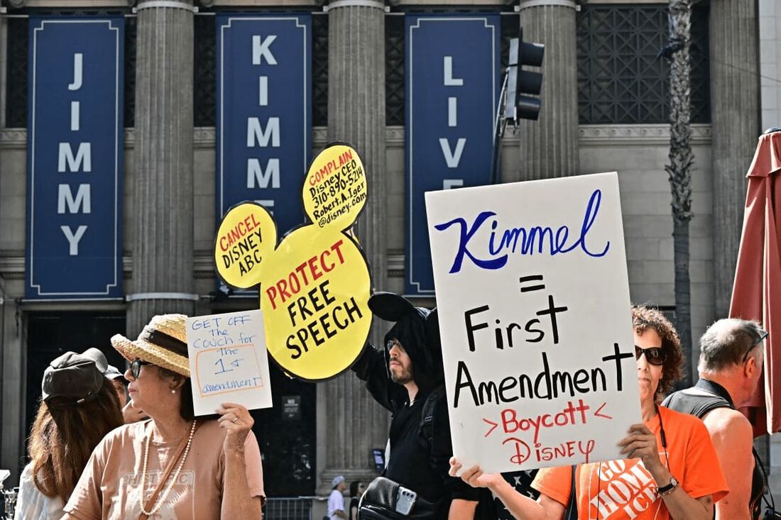 Manifestantes protestam contra a suspensão do programa "Jimmy Kimmel Live!" pela ABC em Hollywood, Califórnia, em 22 de setembro de 2025. 