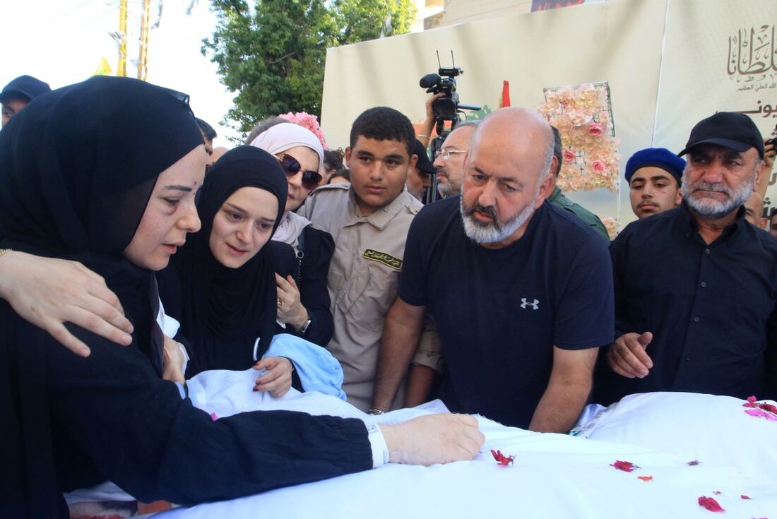 Palestinos velam o corpo de entes queridos assassinados na ofensiva do Exercito israelense