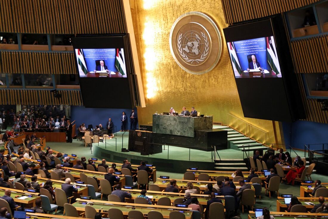 O presidente da Autoridade Palestina, Mahmud Abbas, é exibido em uma tela enquanto fala remotamente durante uma Cúpula das Nações Unidas sobre os Palestinos na sede da ONU durante a Assembleia Geral das Nações Unidas