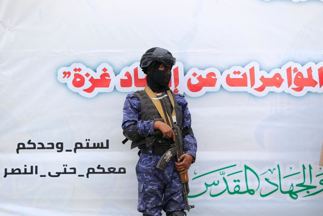 Um membro das forças de segurança do Iêmen, filiadas aos huthis, monta guarda durante um protesto denunciando Israel e os EUA e em apoio a Gaza