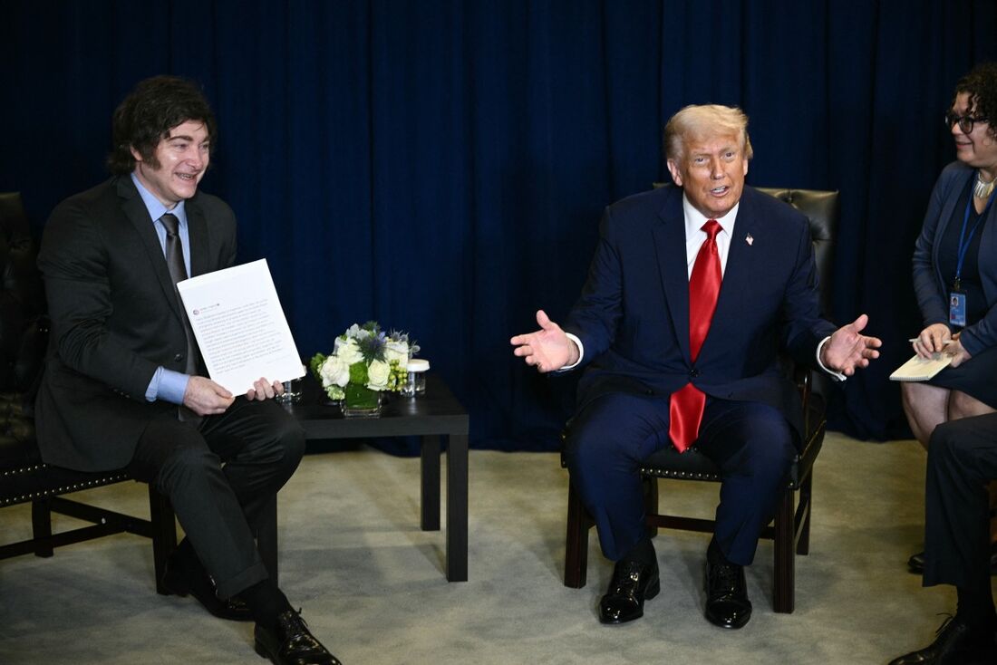 O presidente dos EUA, Donald Trump, mantém uma reunião bilateral com o presidente argentino, Javier Milei