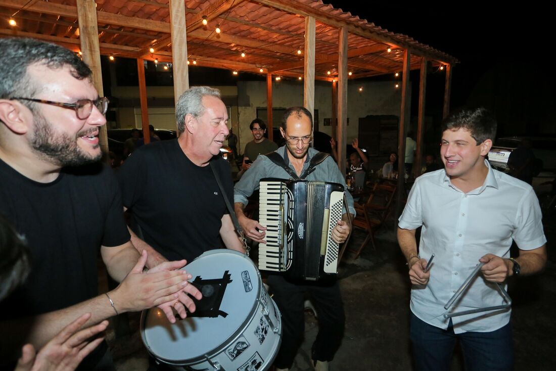 Gabriel Porto, candidato a deputado federal e filho de Álvaro Porto, que tomou conta da zabumba, o sanfoneiro e o prefeito do Recife, João Campos, que arriscou tocar triângulo, em Canhotinho