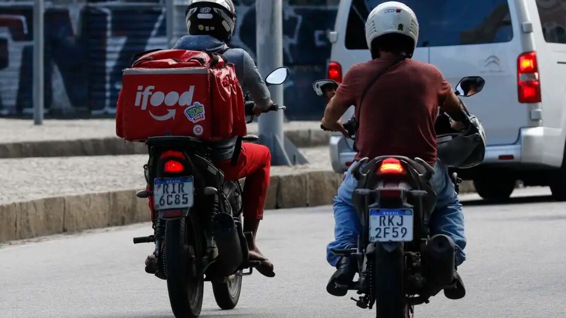 As empresas de aplicativos ficam obrigadas a conceder aos entregadores um vale-refeição de pelo menos R$ 20 a cada quatro horas ininterruptas ou seis horas intercaladas de trabalho