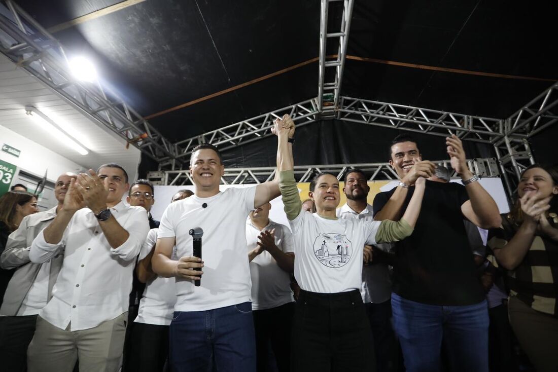 Governadora Raquel Lyra entre os prefeitos de Toritama, Sérgio Colin, e de Caruaru, Rodrigo Pinheiro