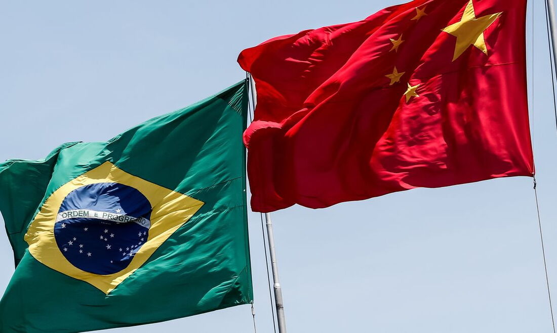 Bandeiras do Brasil e da China.
