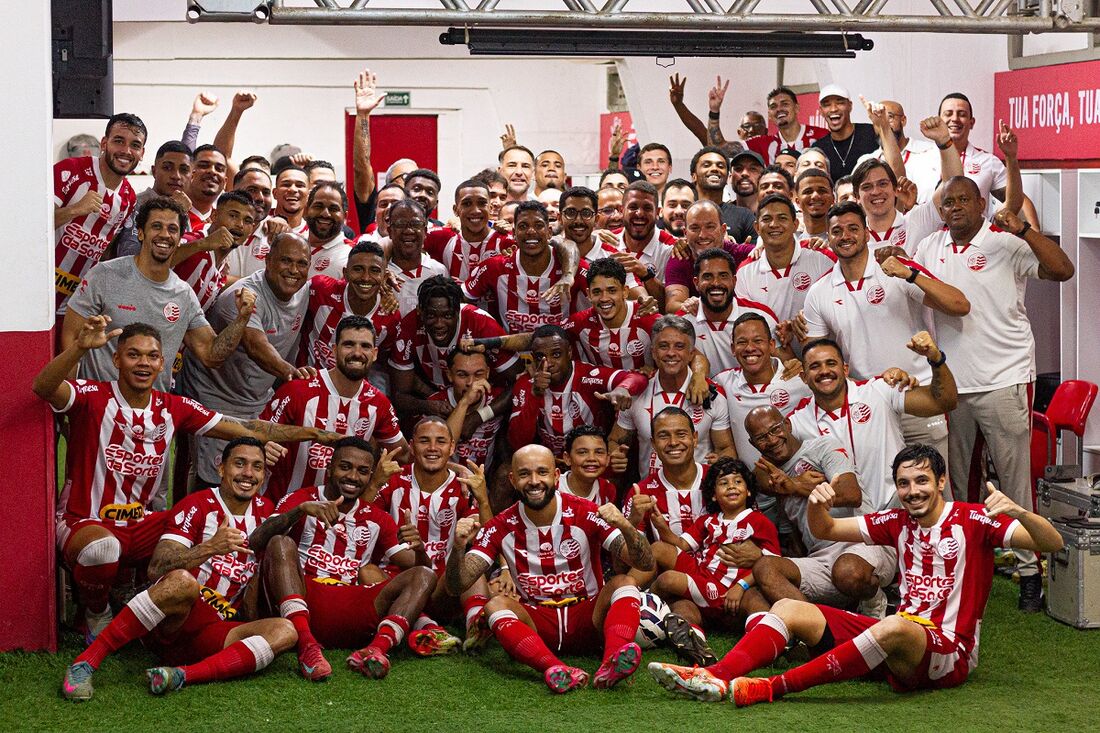 Elenco do Náutico celebra vitória nos Aflitos