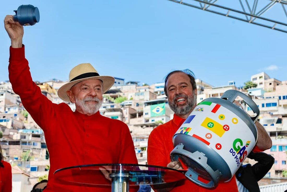 Presidente da República, Luiz Inácio Lula da Silva, e o ministro de Minas e Energia, Alexandre Silveira, durante cerimônia de anúncio do Programa "Gás do Povo".