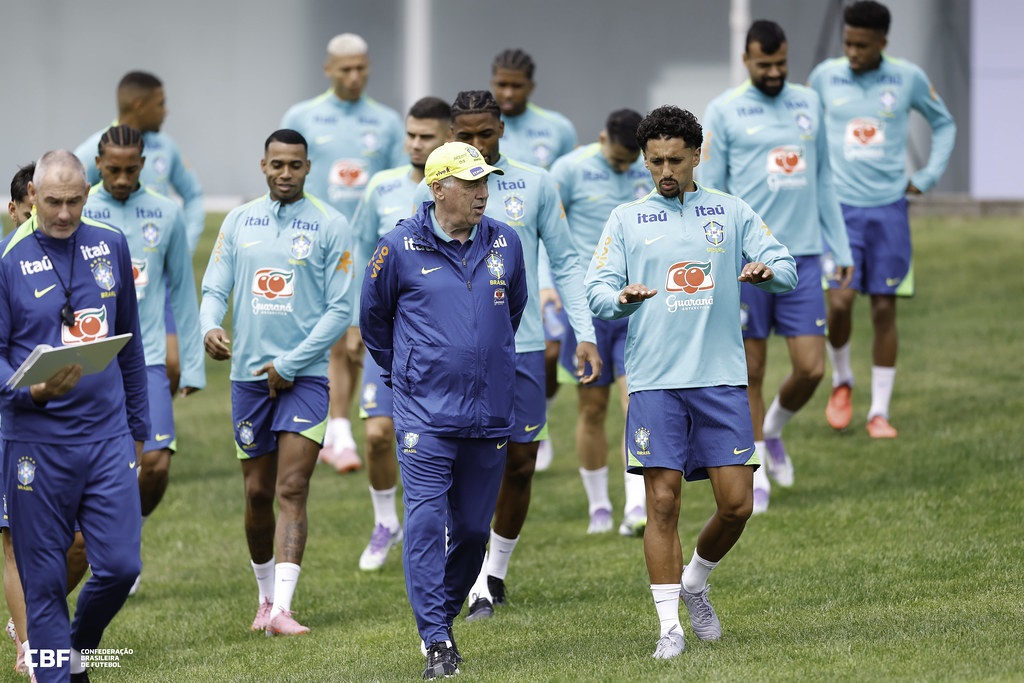 Técnico Carlo Ancelotti e atletas da Seleção Brasileira