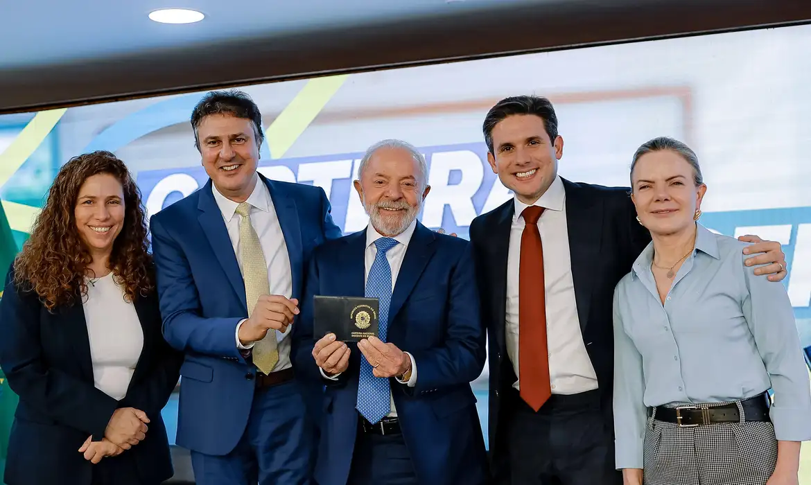 Lula sanciona lei que cria Carteira Nacional do Professor